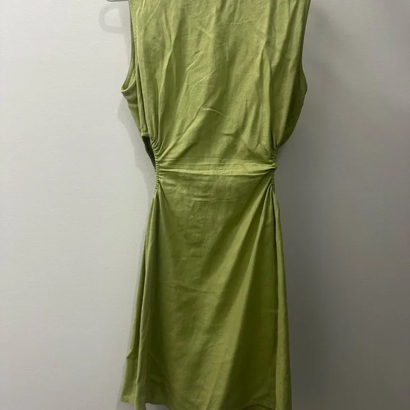 Green Sleeveless Dress - Picture 3 of 3